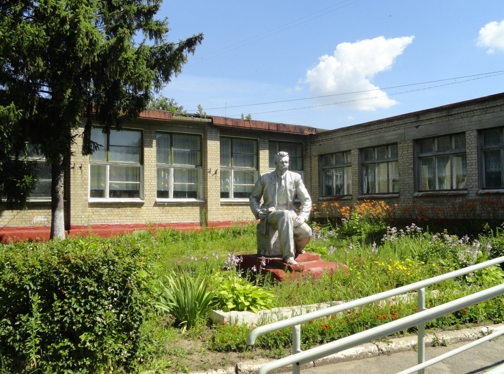 Файл:Памятник на территории 36 школы.jpg