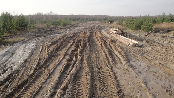 В таком состоянии трасса, соединяющая Орловскую и Калужскую области. Спасибо лесовозам без номеров!