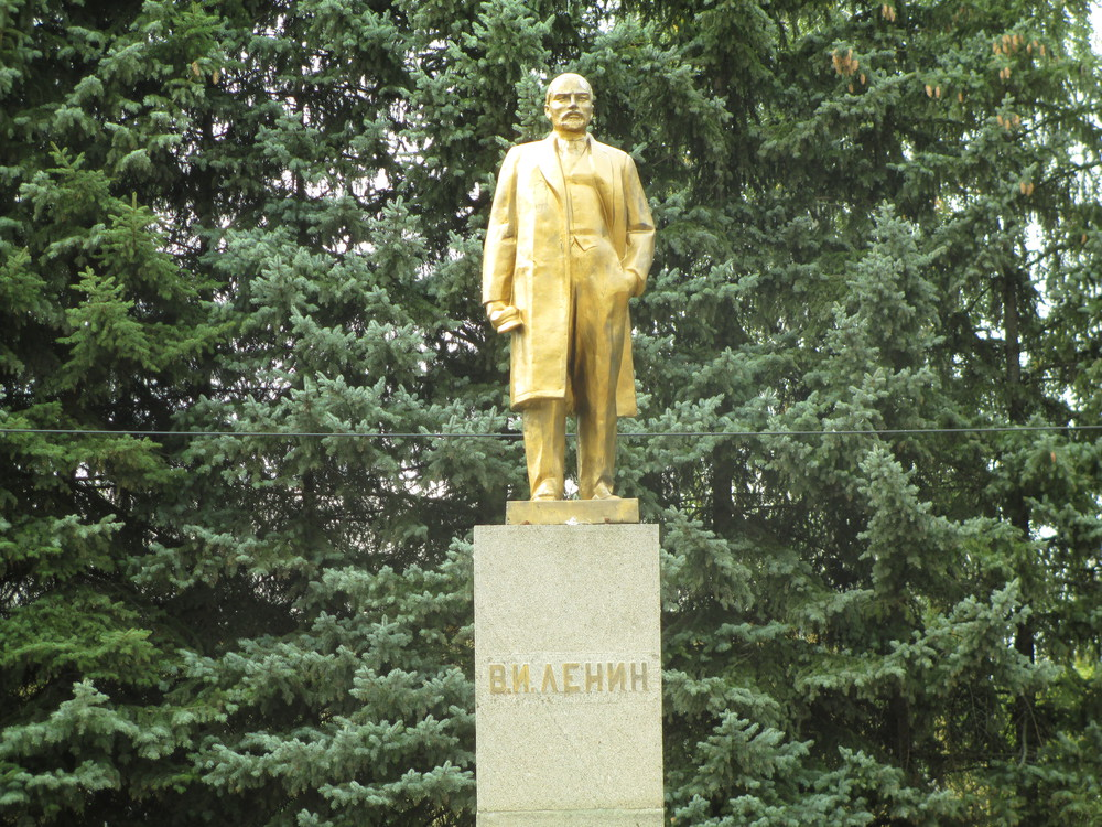 Позолоченный Ленин в Хомутово живее всех других бронзовых Ильичей.